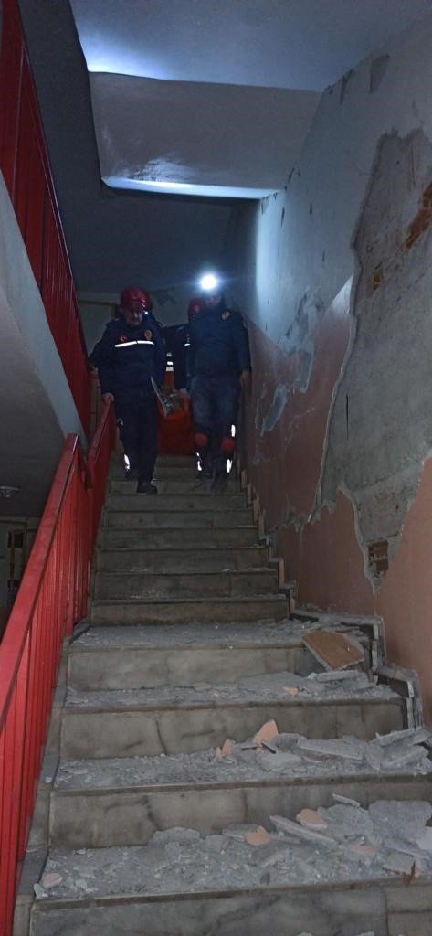 Hasarlı binada mahsur kalan yaşlı kadın kurtarıldı