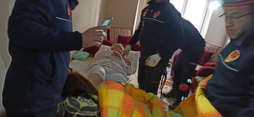 Hasarlı binada mahsur kalan yaşlı kadın kurtarıldı