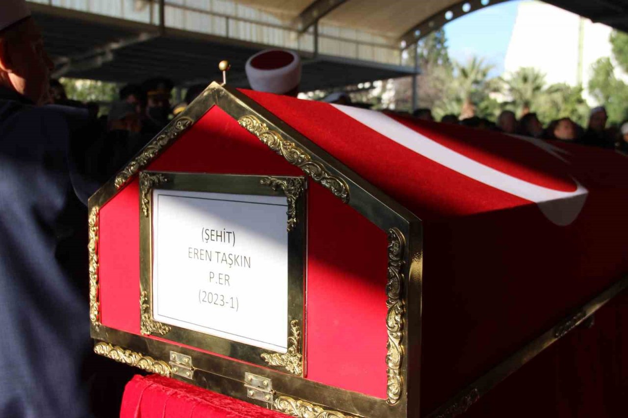 Depremde şehit olan İzmirli asker, son yolculuğuna uğurlandı