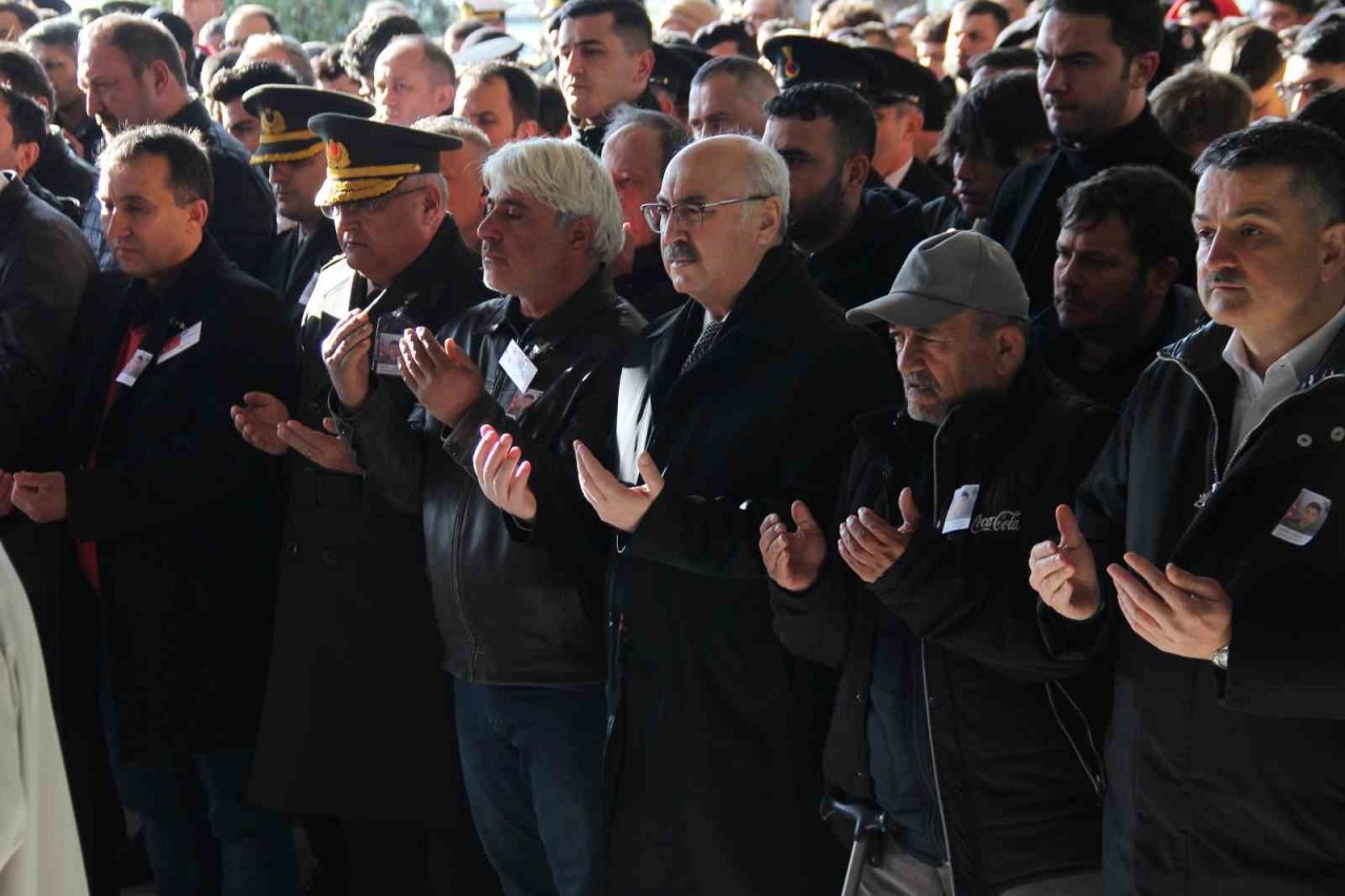 Depremde şehit olan İzmirli asker, son yolculuğuna uğurlandı