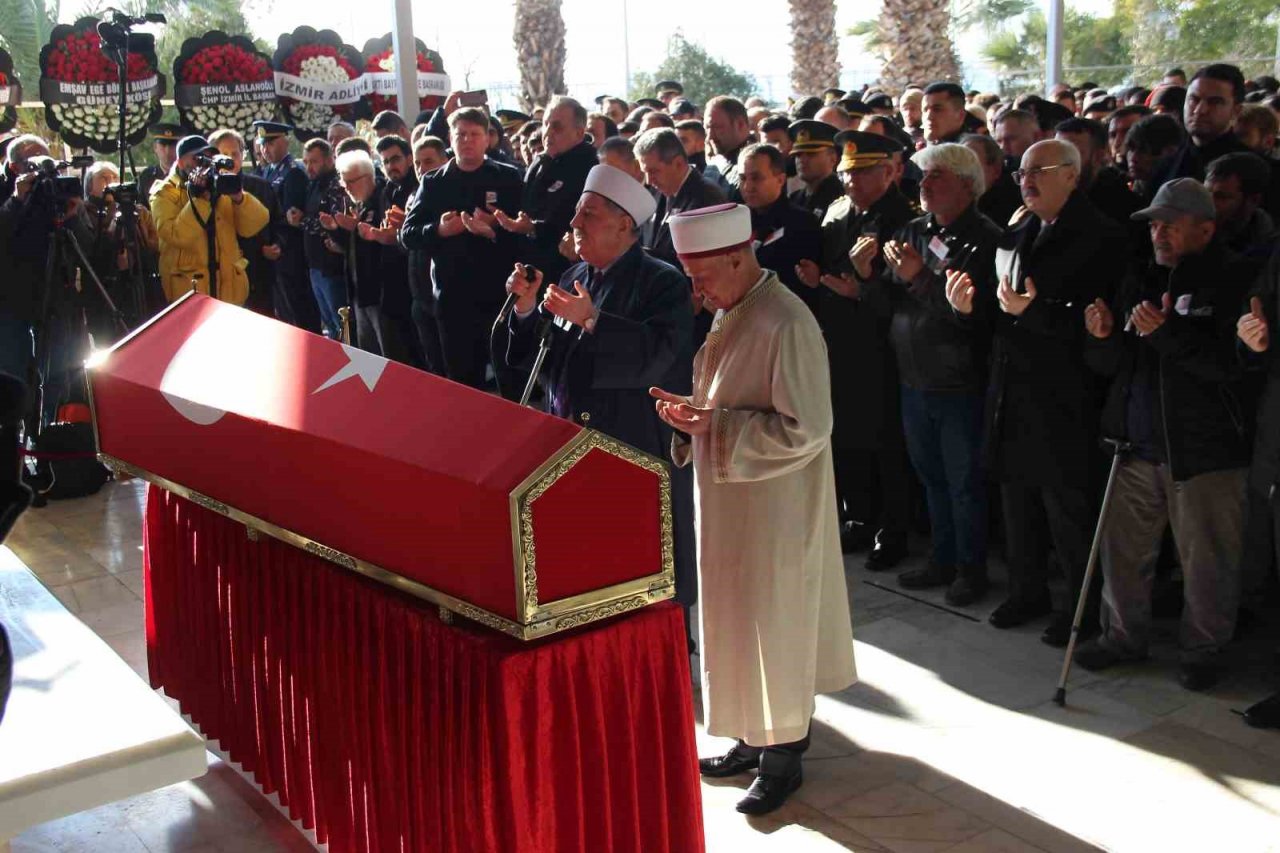 Depremde şehit olan İzmirli asker, son yolculuğuna uğurlandı