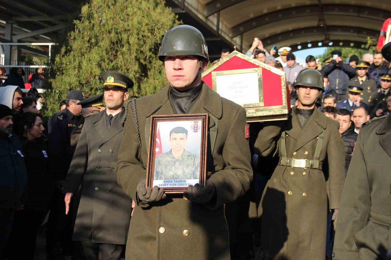 Depremde şehit olan İzmirli asker, son yolculuğuna uğurlandı