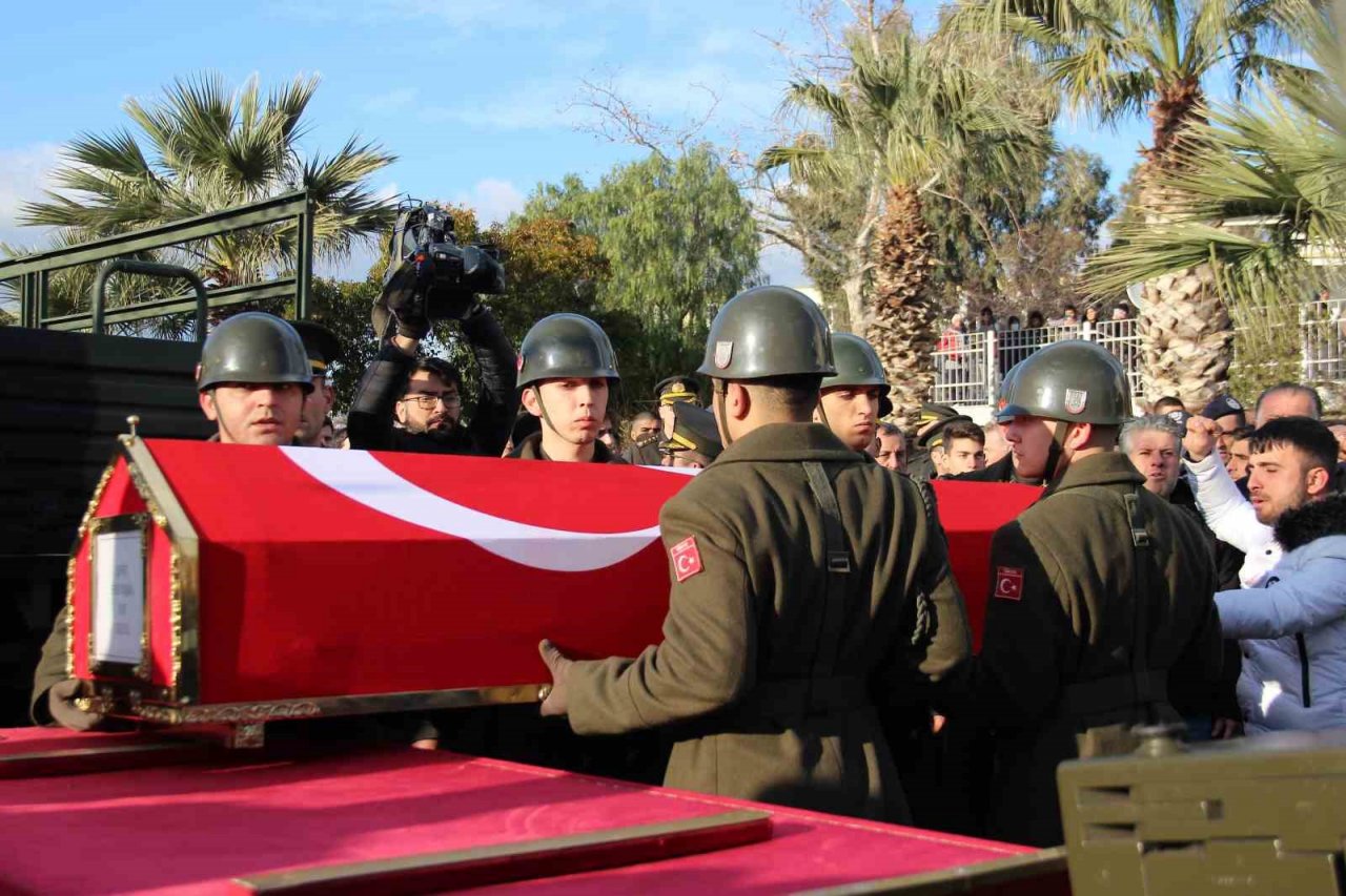 Depremde şehit olan İzmirli asker, son yolculuğuna uğurlandı