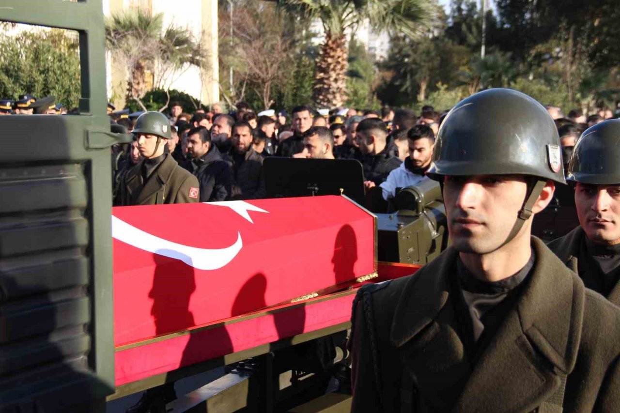 Depremde şehit olan İzmirli asker, son yolculuğuna uğurlandı