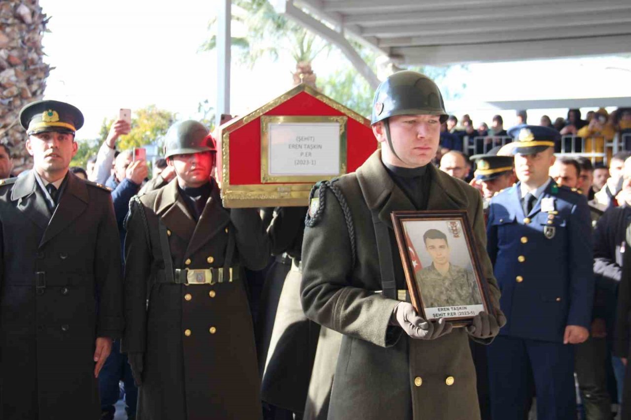 Depremde şehit olan İzmirli asker, son yolculuğuna uğurlandı