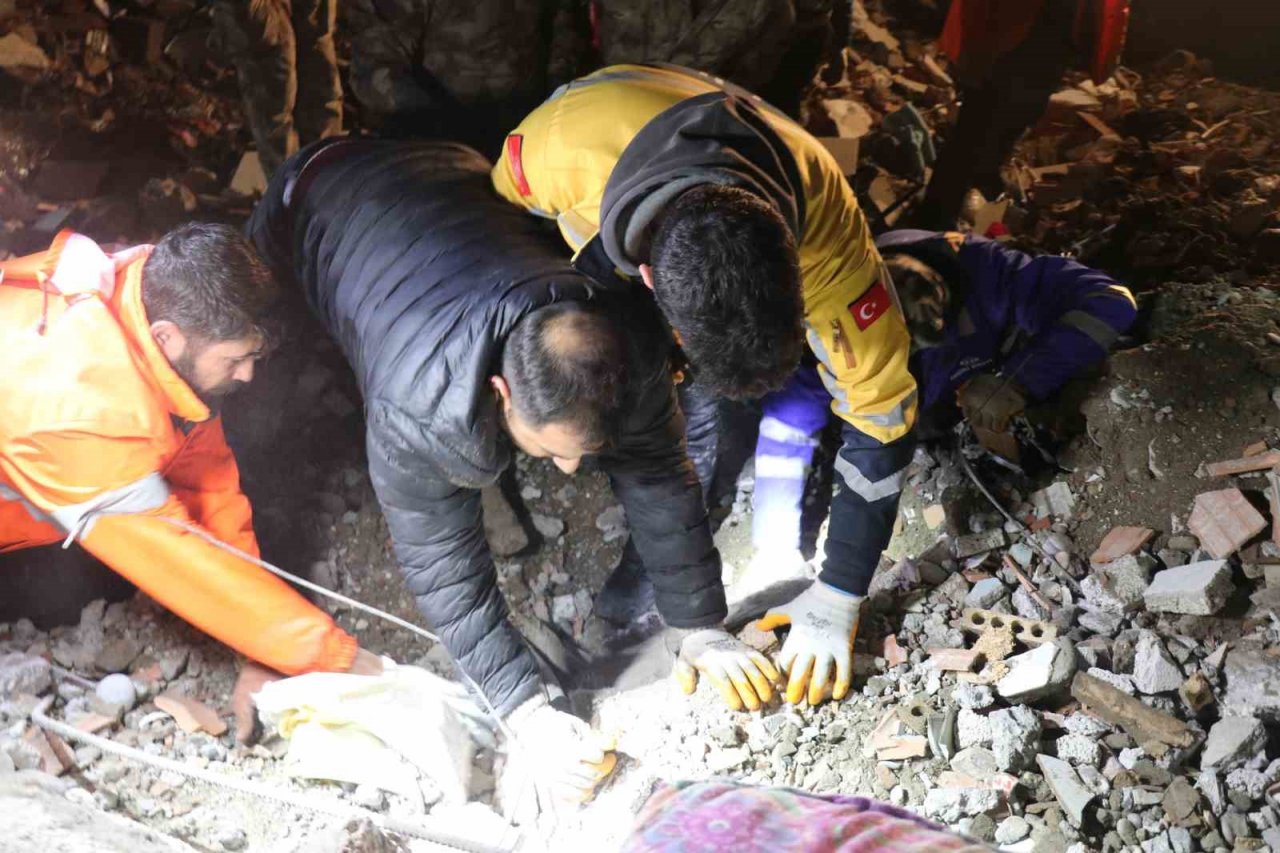 Depremin 24. saatinde enkazdan kurtulan "Deniz" umut oldu