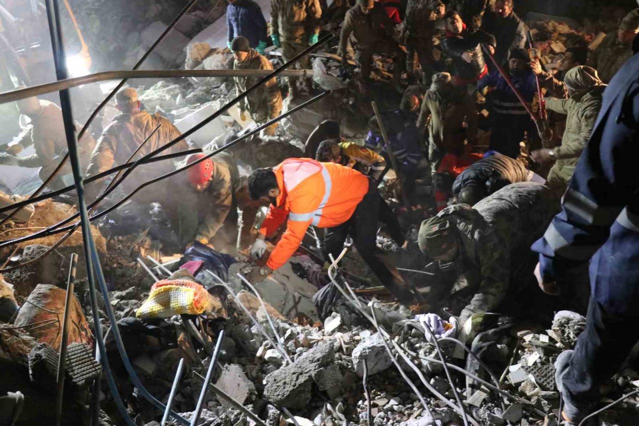 Depremin 24. saatinde enkazdan kurtulan "Deniz" umut oldu