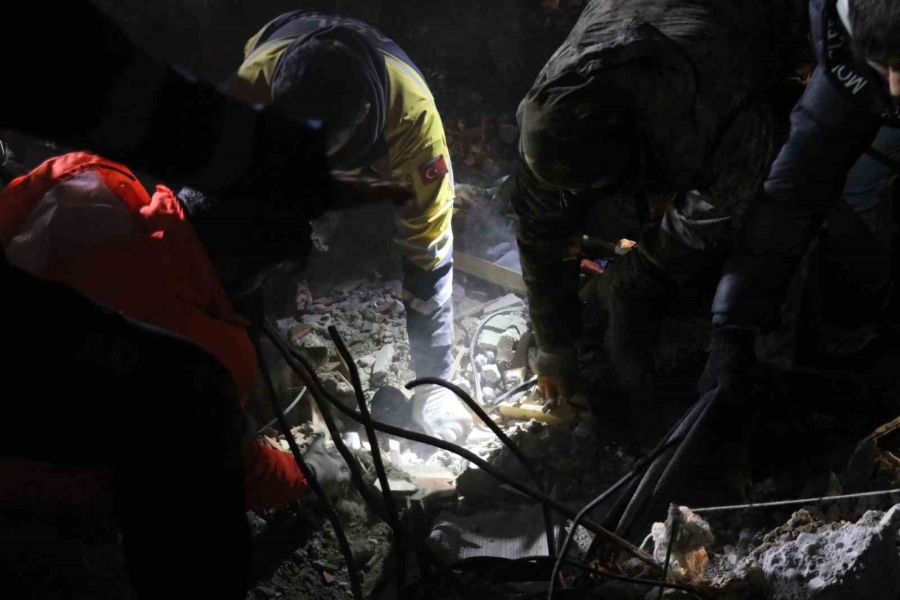 Depremin 24. saatinde enkazdan kurtulan "Deniz" umut oldu