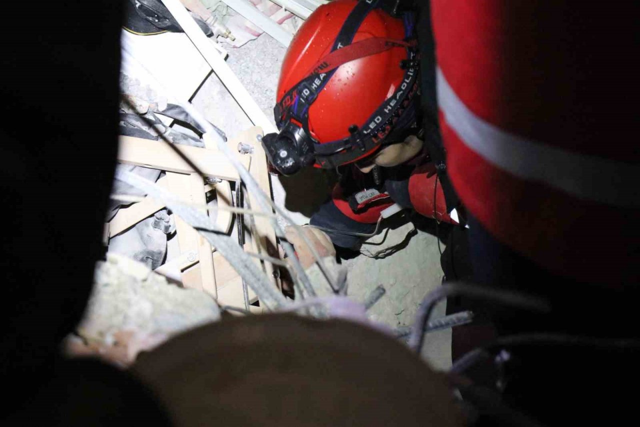 Depremin 24. saatinde enkazdan kurtulan "Deniz" umut oldu