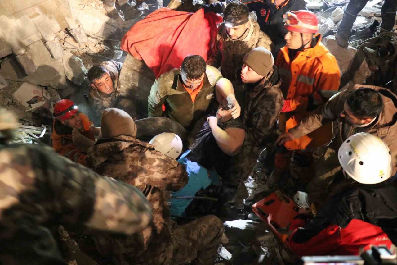 Depremin 24. saatinde enkazdan kurtulan "Deniz" umut oldu