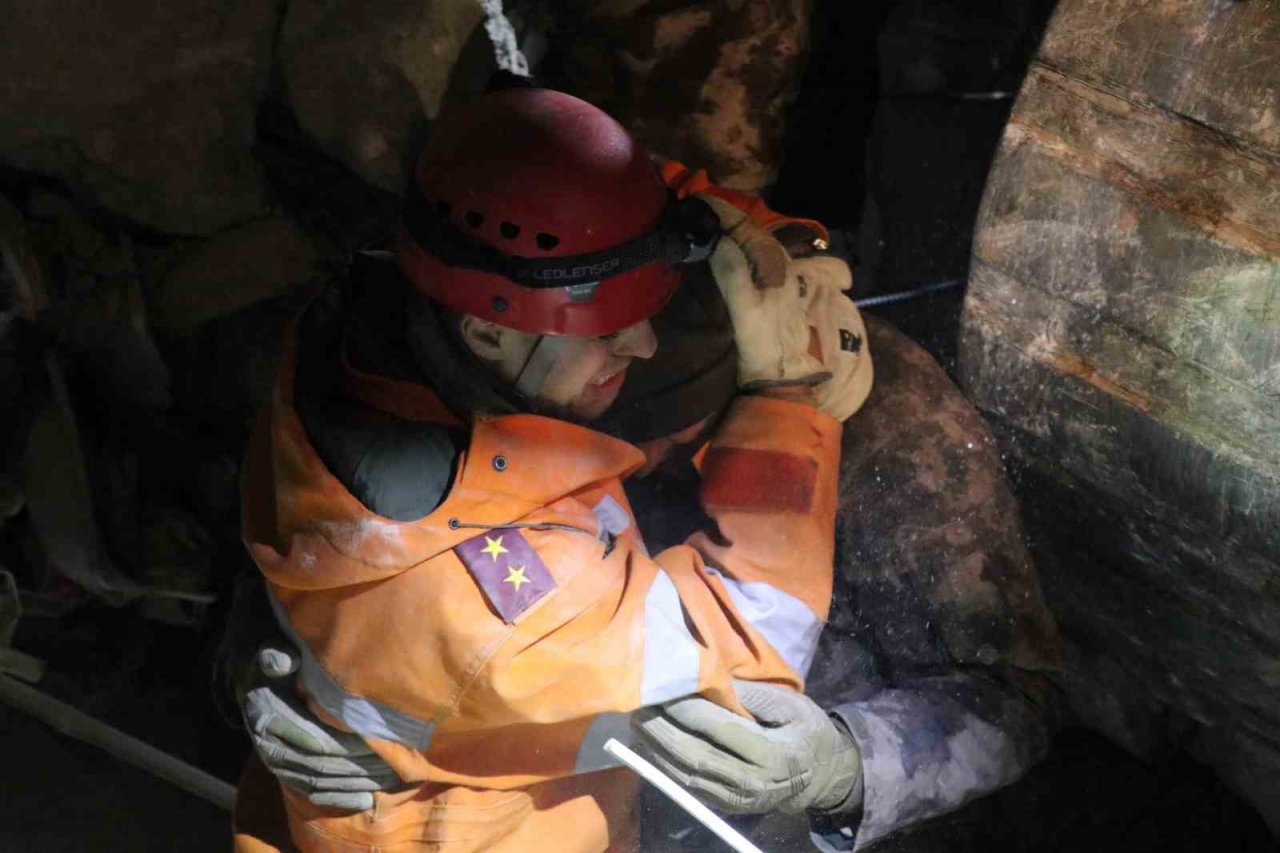 Depremin 24. saatinde enkazdan kurtulan "Deniz" umut oldu