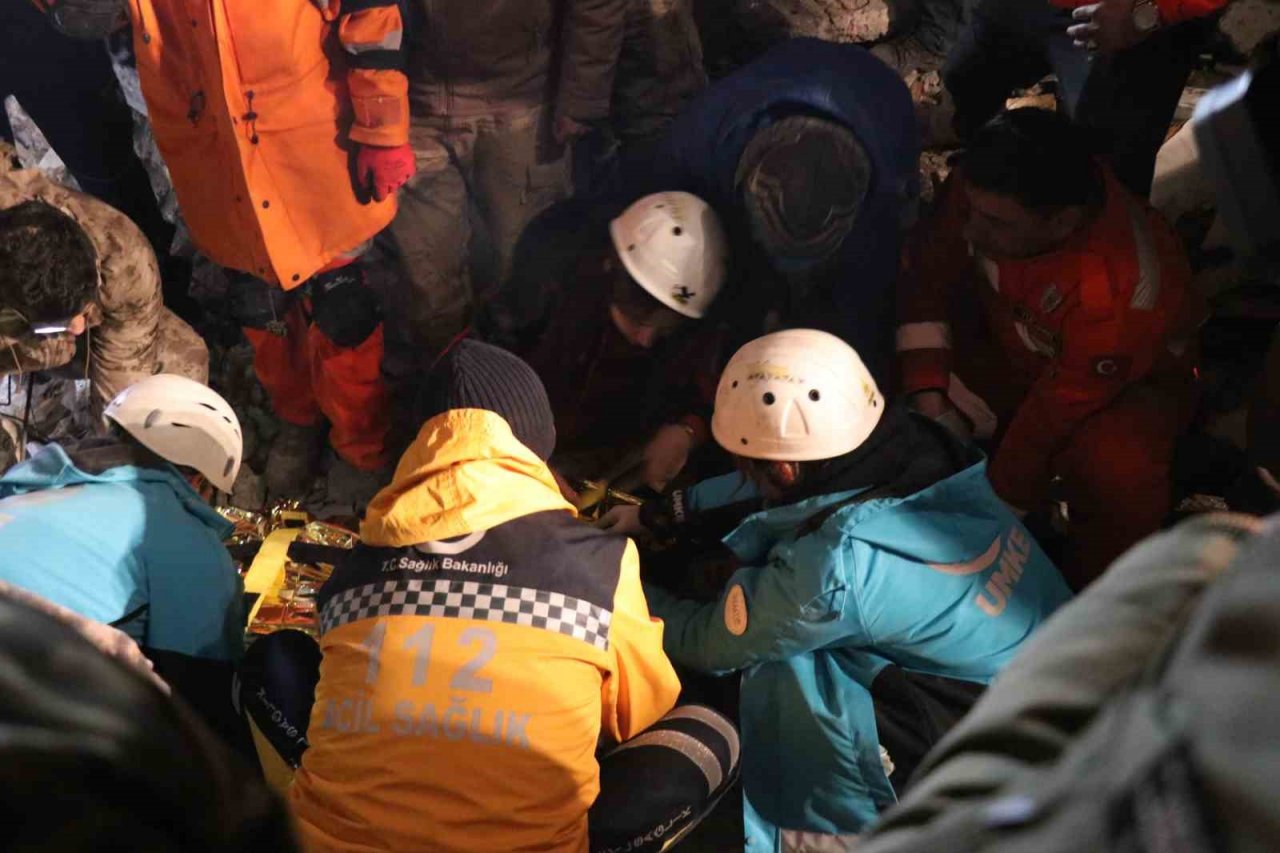 Depremin 24. saatinde enkazdan kurtulan "Deniz" umut oldu