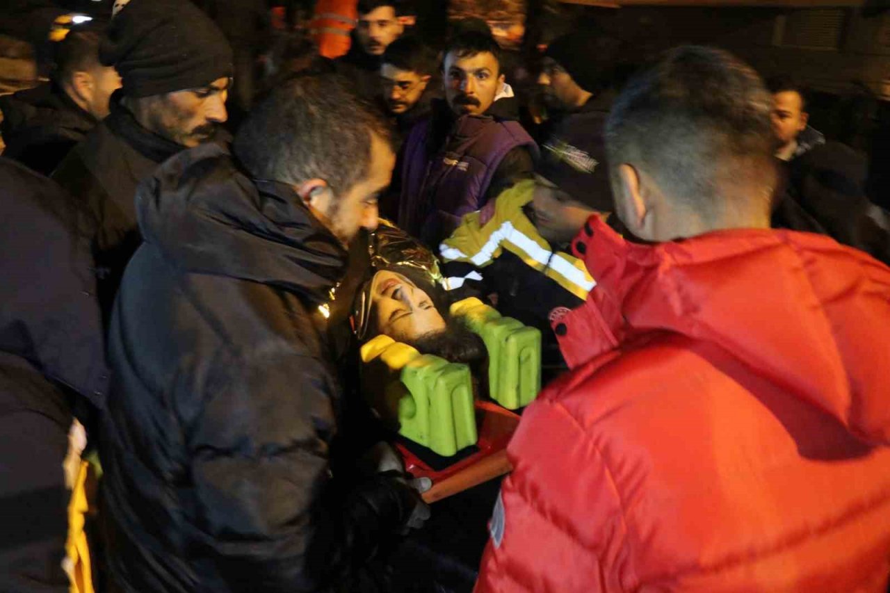 Depremin 24. saatinde enkazdan kurtulan "Deniz" umut oldu