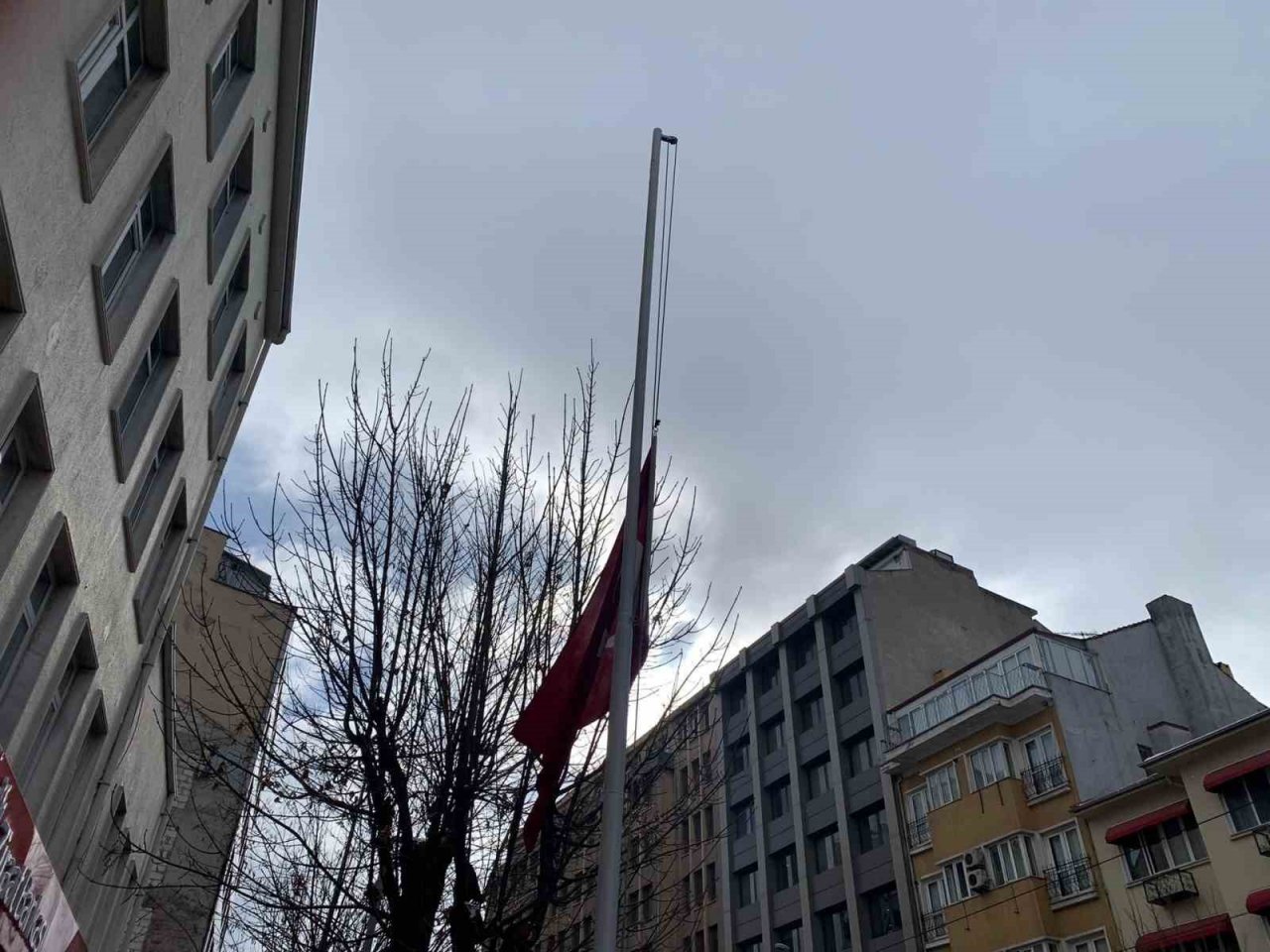 7 günlük milli yasın ardından Eskişehir’de bayraklar yarıya indi