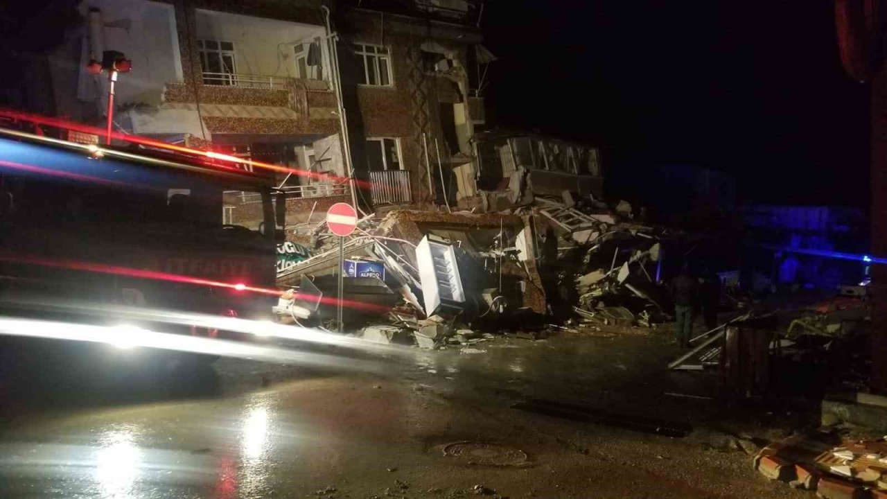 Denizli Büyükşehir Belediyesi ekipleri 10 kişiyi göçükten kurtardı