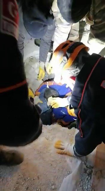 Nurhak’ta iki çocuk ve anneleri enkaz altından sağ olarak çıkartıldı