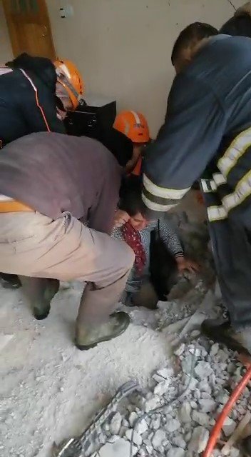 Nurhak’ta iki çocuk ve anneleri enkaz altından sağ olarak çıkartıldı