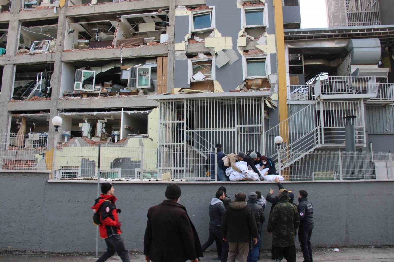 Hasar gören hastanede mahsur kalan hastalar, İHA muhabirlerince kurtarıldı