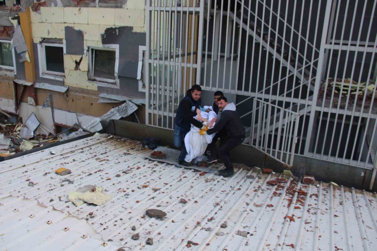 Hasar gören hastanede mahsur kalan hastalar, İHA muhabirlerince kurtarıldı