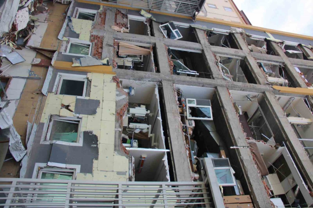 Hasar gören hastanede mahsur kalan hastalar, İHA muhabirlerince kurtarıldı