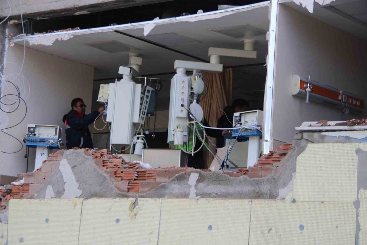 Hasar gören hastanede mahsur kalan hastalar, İHA muhabirlerince kurtarıldı