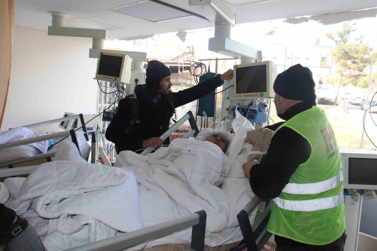 Hasar gören hastanede mahsur kalan hastalar, İHA muhabirlerince kurtarıldı