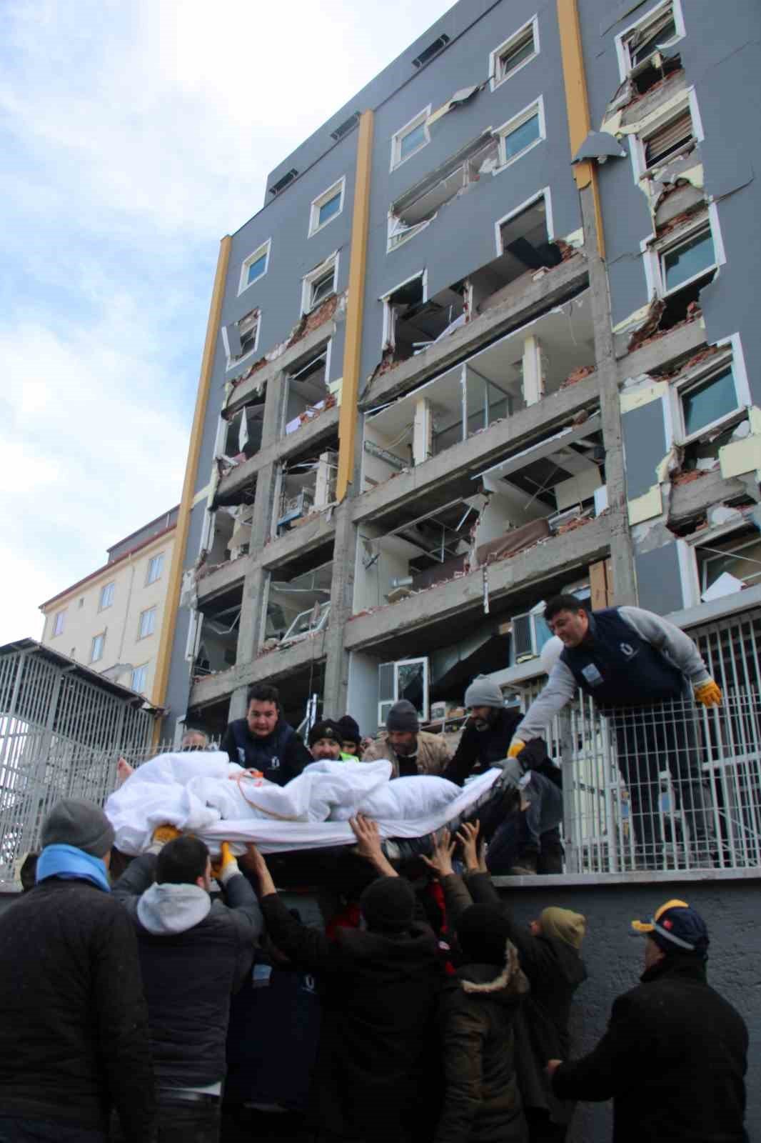 Hasar gören hastanede mahsur kalan hastalar, İHA muhabirlerince kurtarıldı