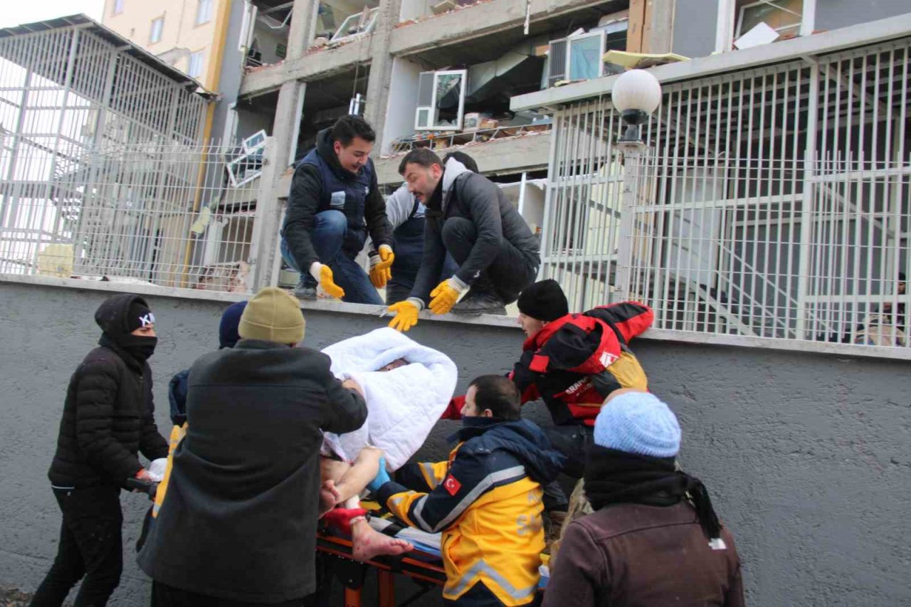 Hasar gören hastanede mahsur kalan hastalar, İHA muhabirlerince kurtarıldı