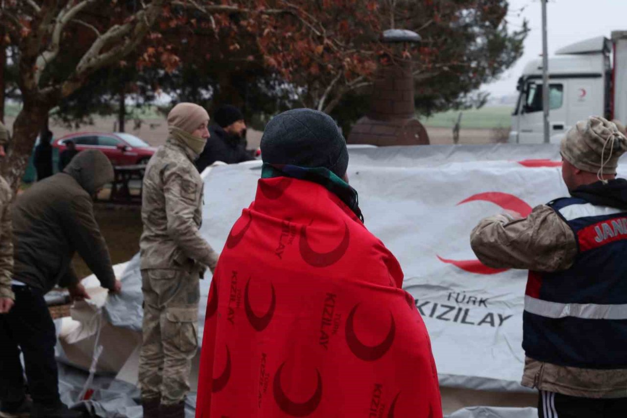 Kızılay’ın sevk ettiği 10 bin kişilik çadırlar kurulmaya başlandı