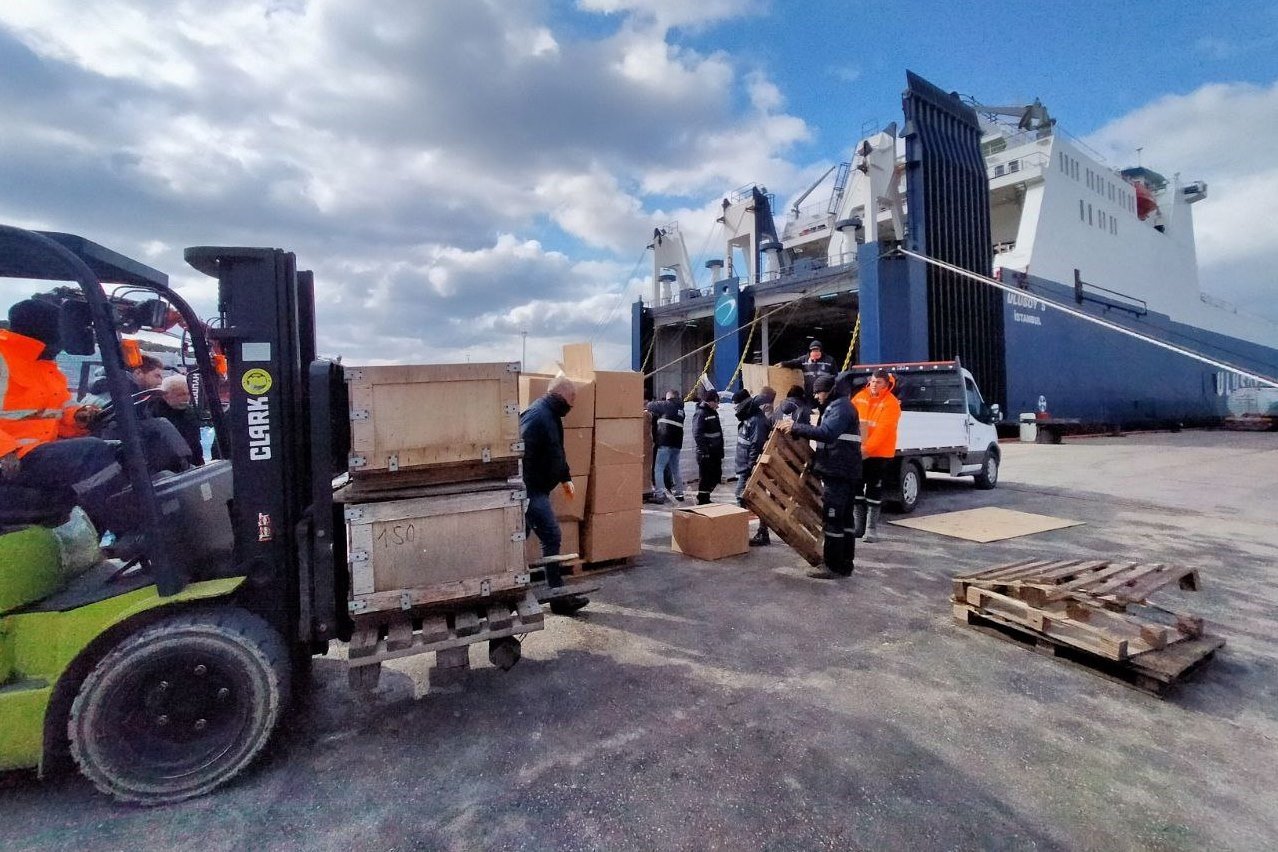 İzmir’den deprem bölgesine yardım gemisi