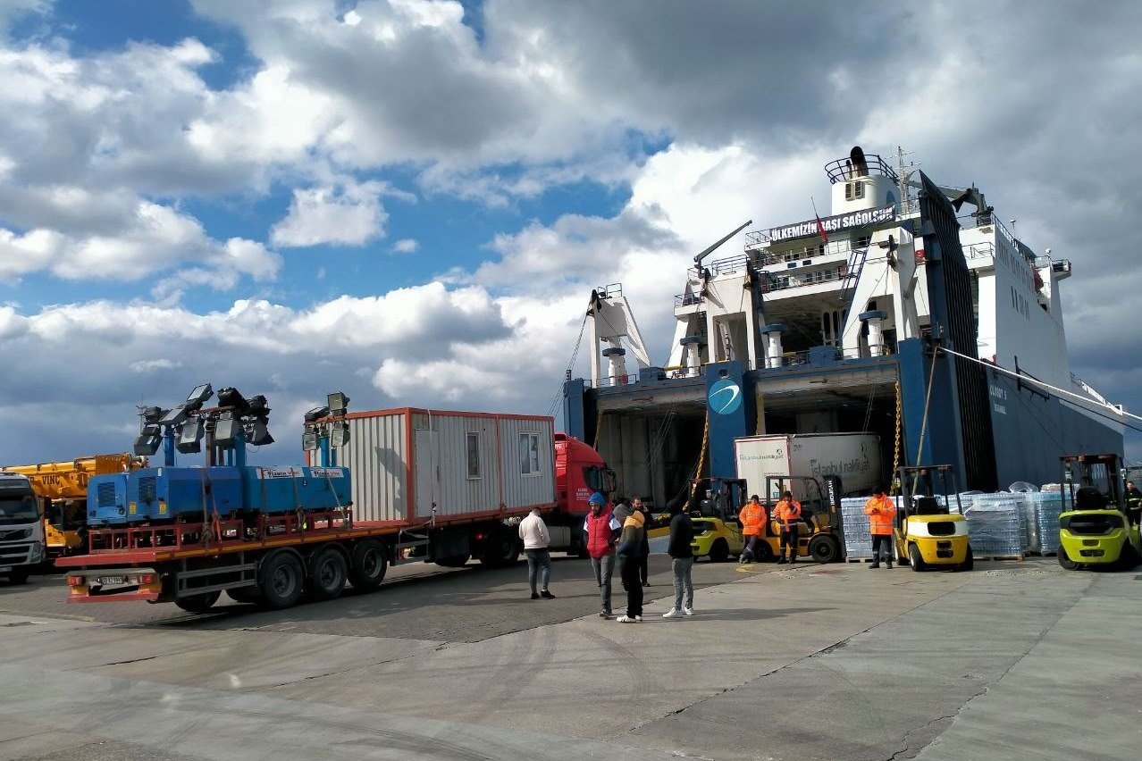 İzmir’den deprem bölgesine yardım gemisi