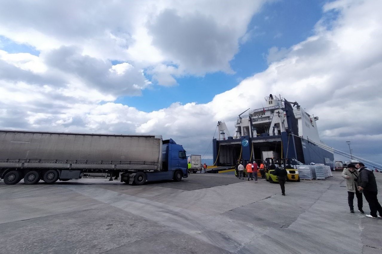 İzmir’den deprem bölgesine yardım gemisi