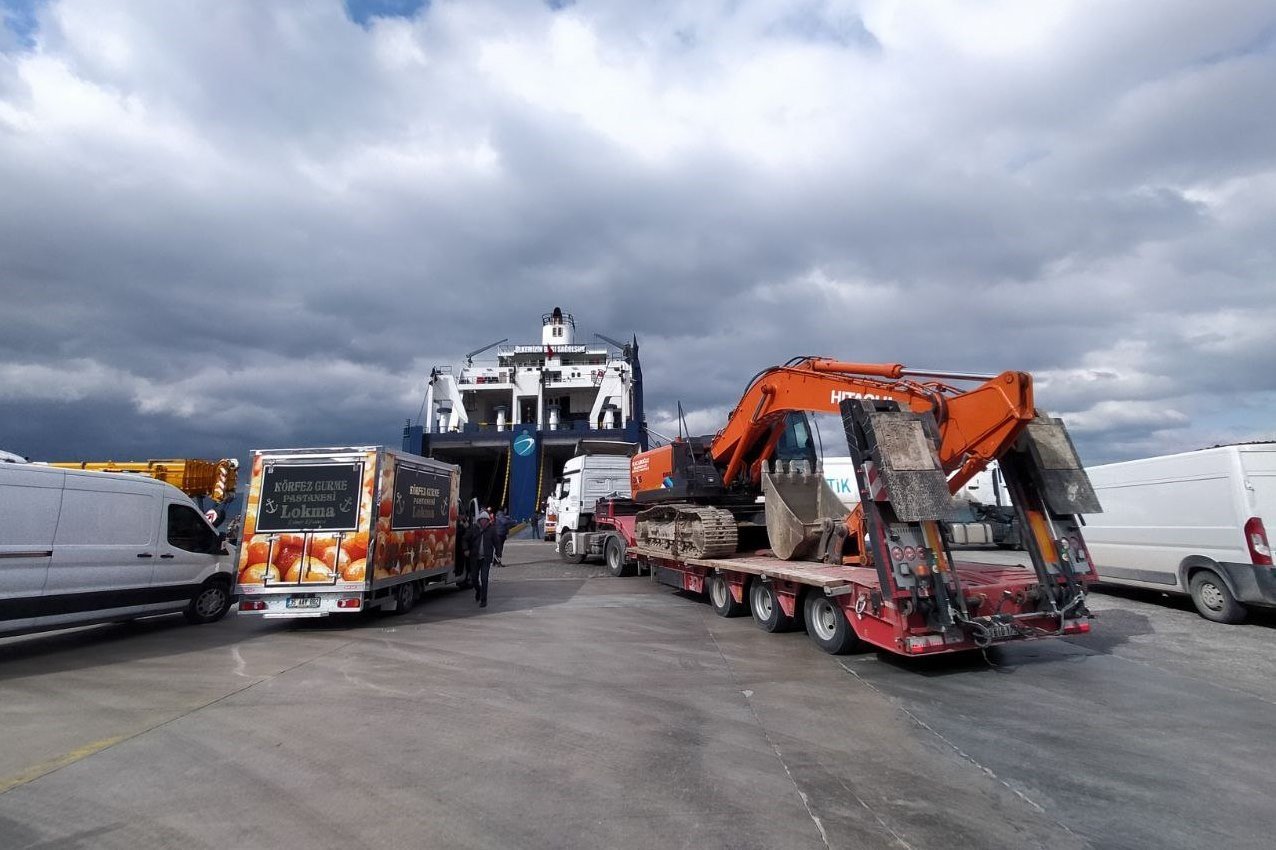İzmir’den deprem bölgesine yardım gemisi