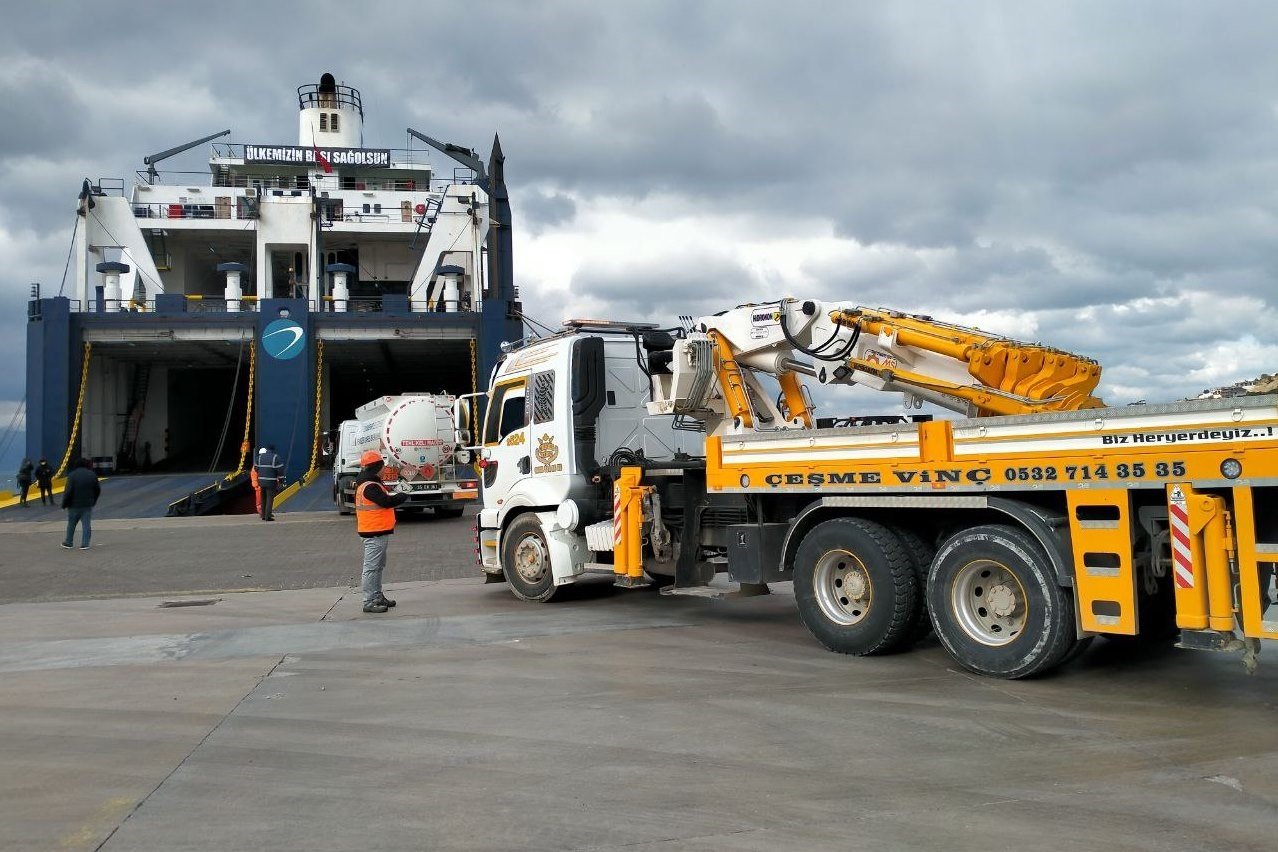 İzmir’den deprem bölgesine yardım gemisi