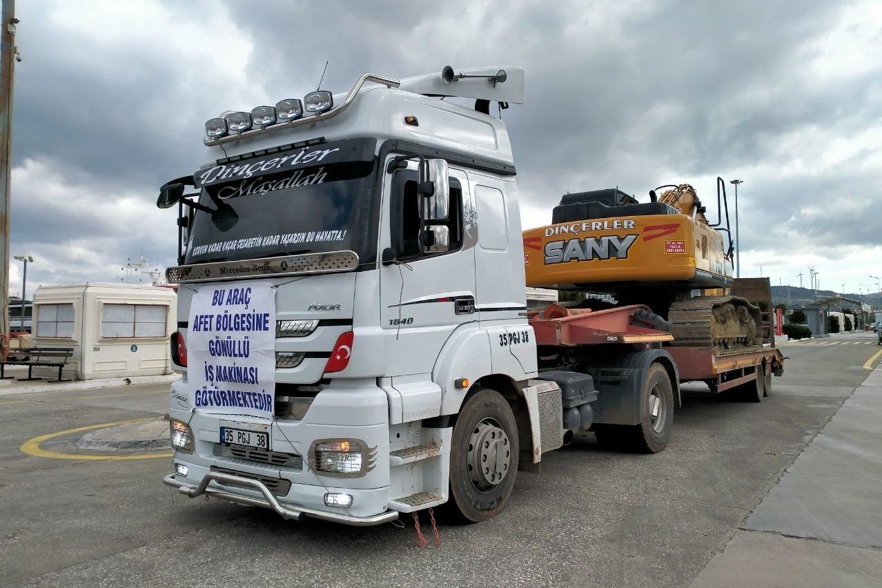 İzmir’den deprem bölgesine yardım gemisi