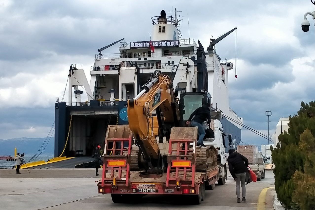 İzmir’den deprem bölgesine yardım gemisi