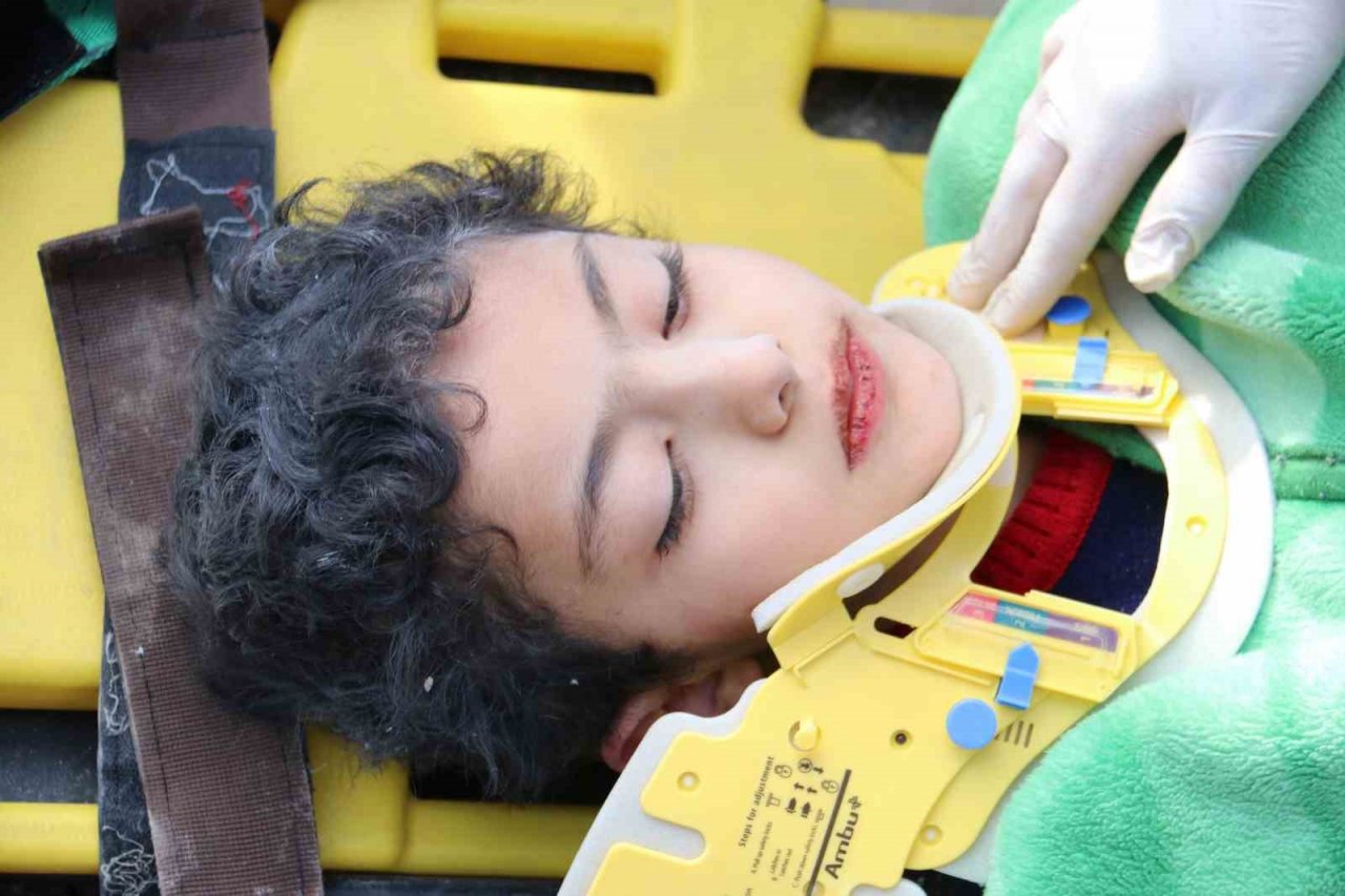 Kahramanmaraş’ta 32 saat sonra gelen mutluluk: Kardeşinin ardından o da kurtarıldı