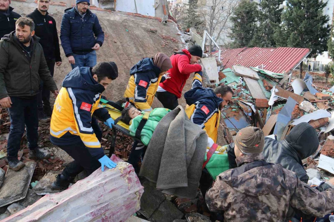 Kahramanmaraş’ta 32 saat sonra gelen mutluluk: Kardeşinin ardından o da kurtarıldı