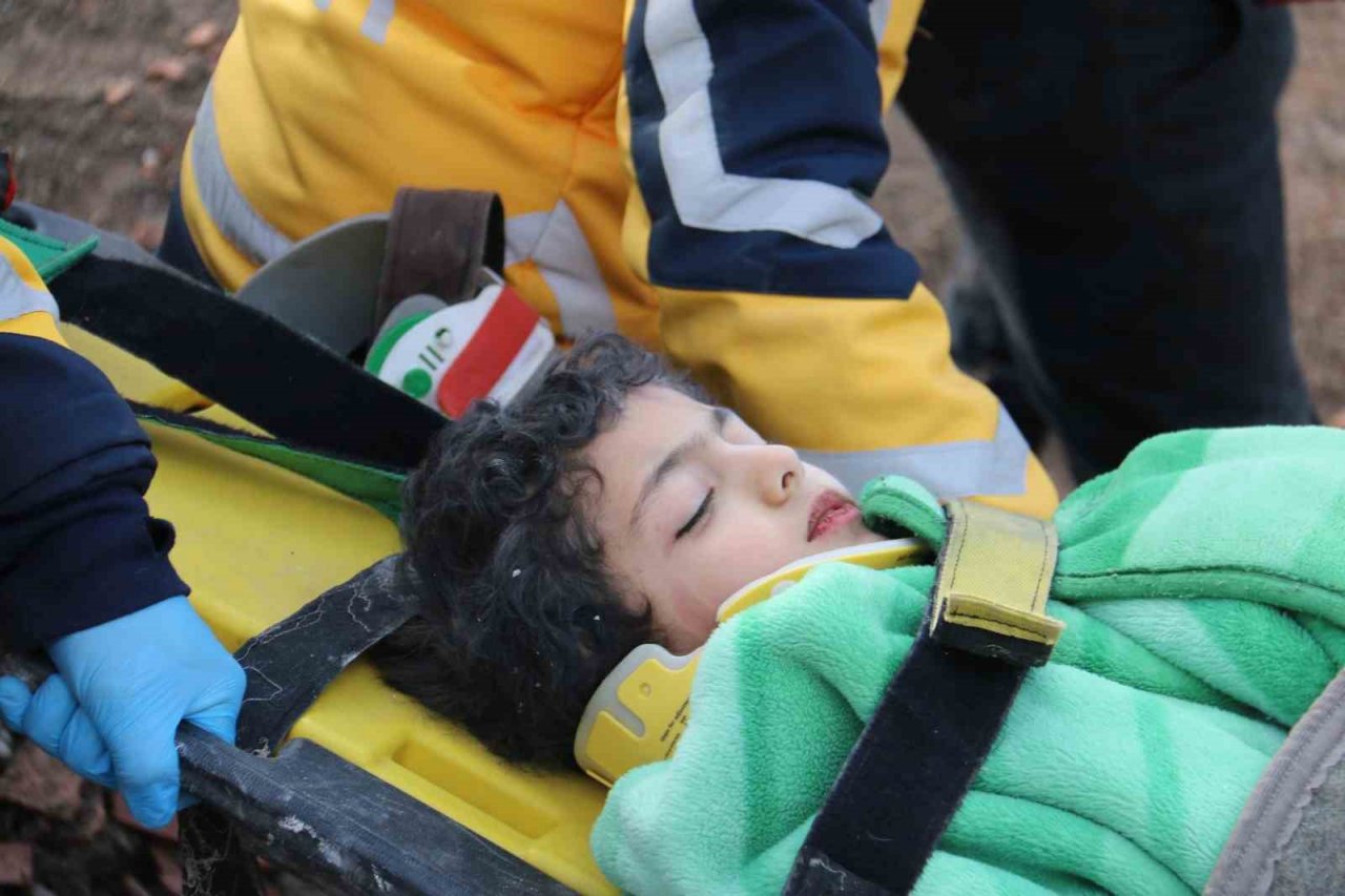 Kahramanmaraş’ta 32 saat sonra gelen mutluluk: Kardeşinin ardından o da kurtarıldı