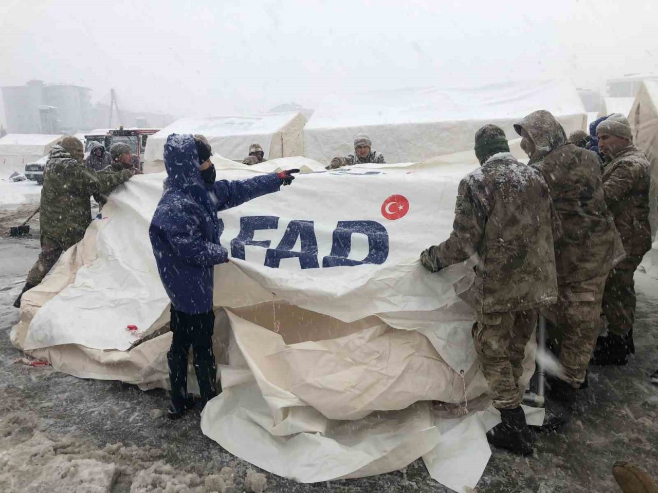 Jandarma ekipleri çadırlar kurmaya başladı