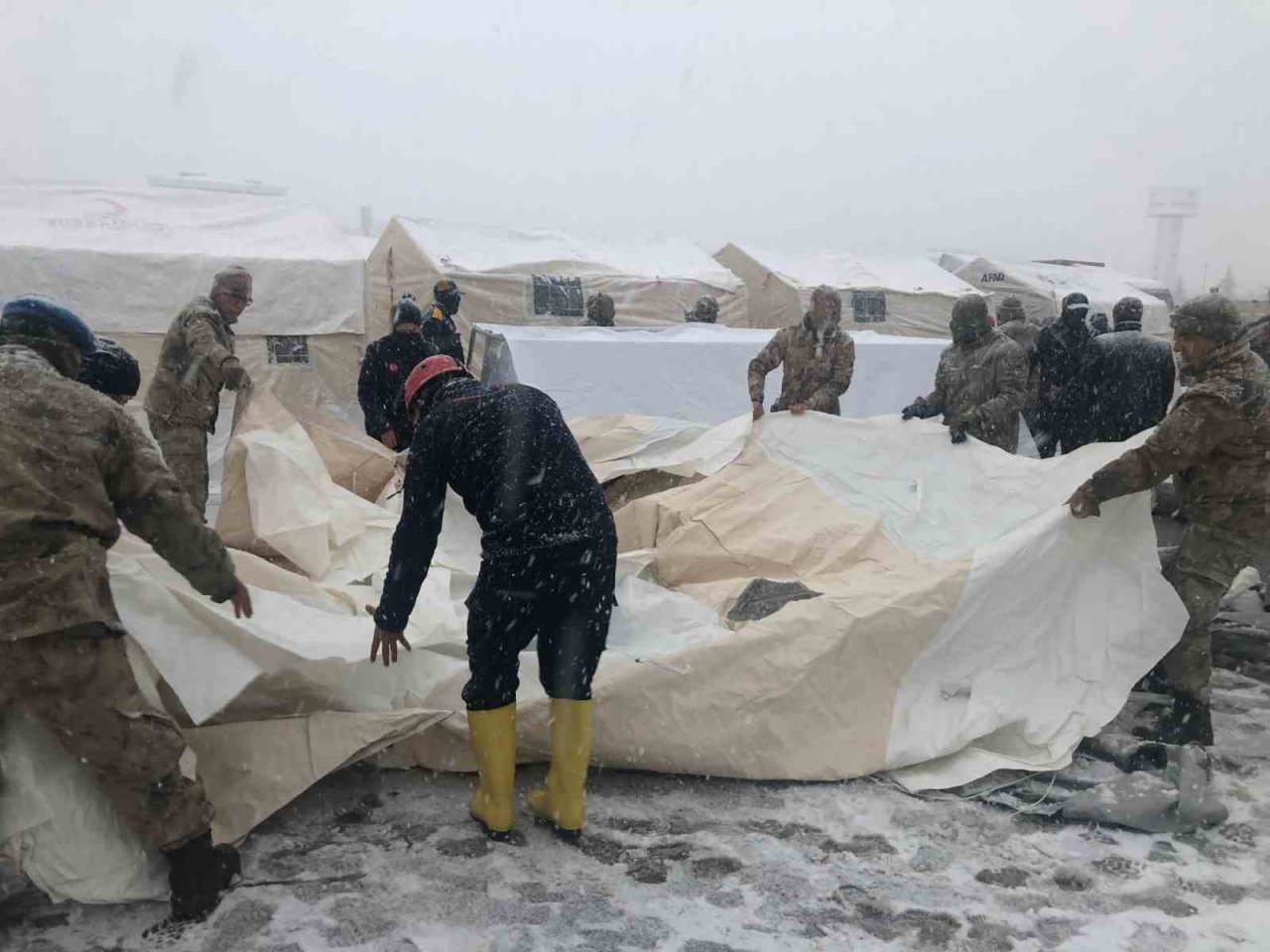 Jandarma ekipleri çadırlar kurmaya başladı