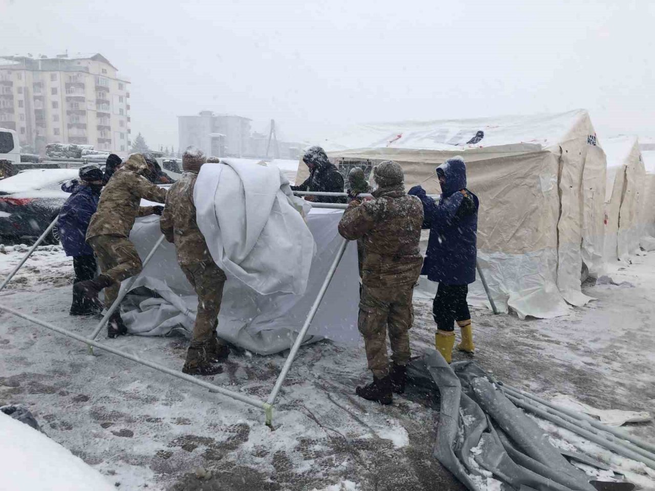 Jandarma ekipleri çadırlar kurmaya başladı