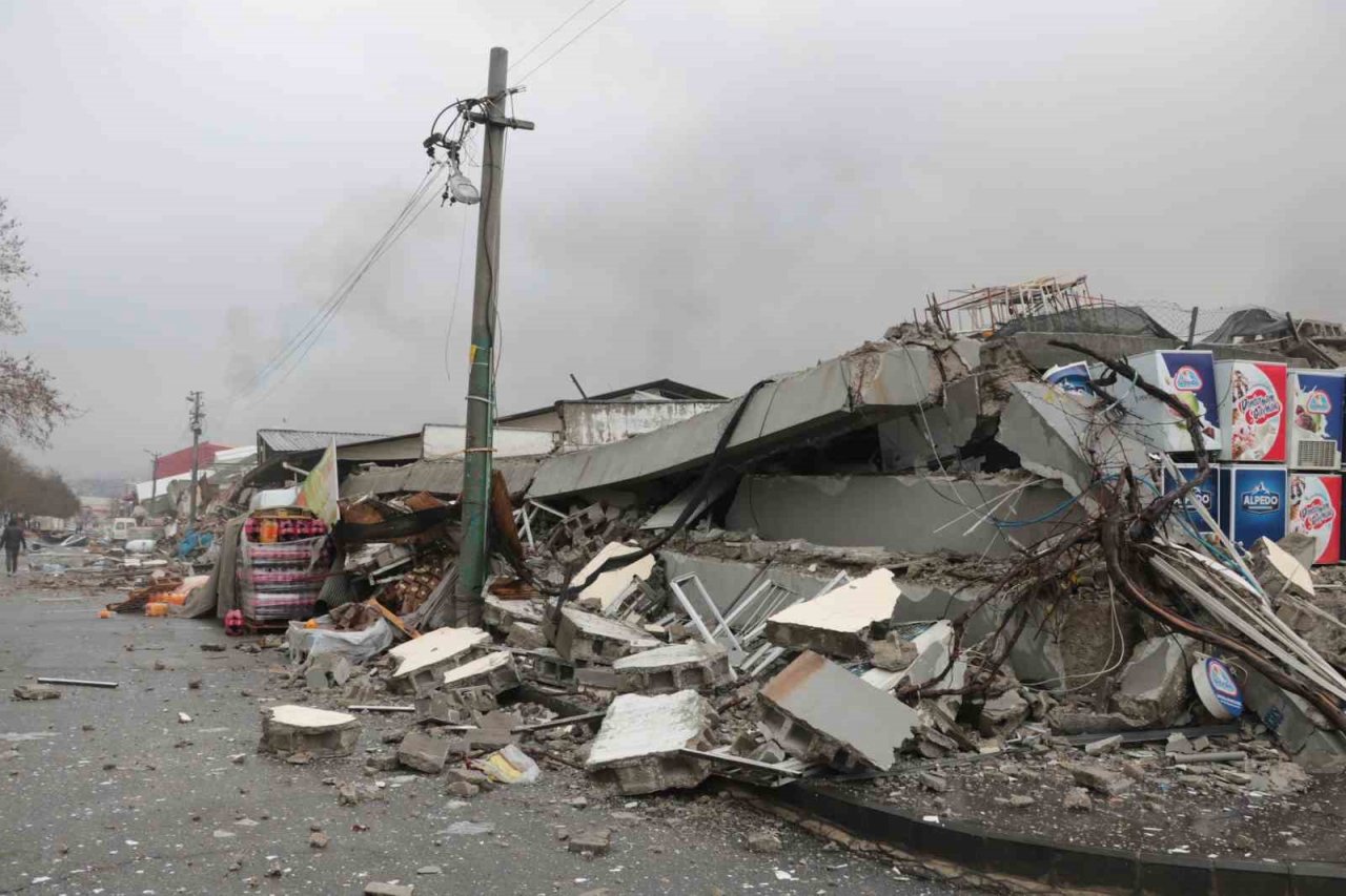 Kahramanmaraş toptancılar çarşısı yerle bir oldu