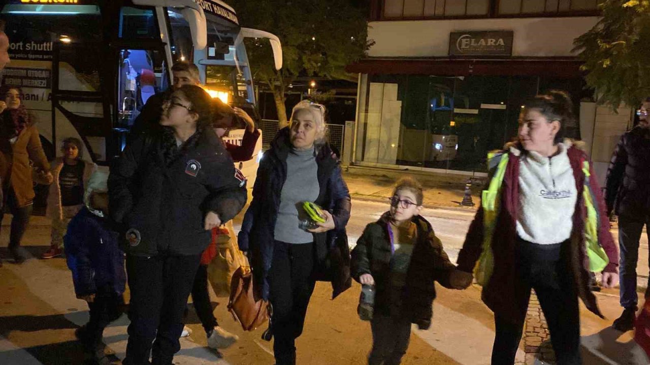 Havayolu ile Bodrum’a getirilen 112 depremzede otellere yerleştirildi