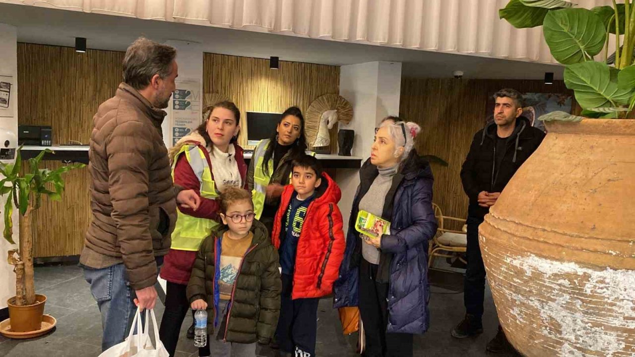 Havayolu ile Bodrum’a getirilen 112 depremzede otellere yerleştirildi