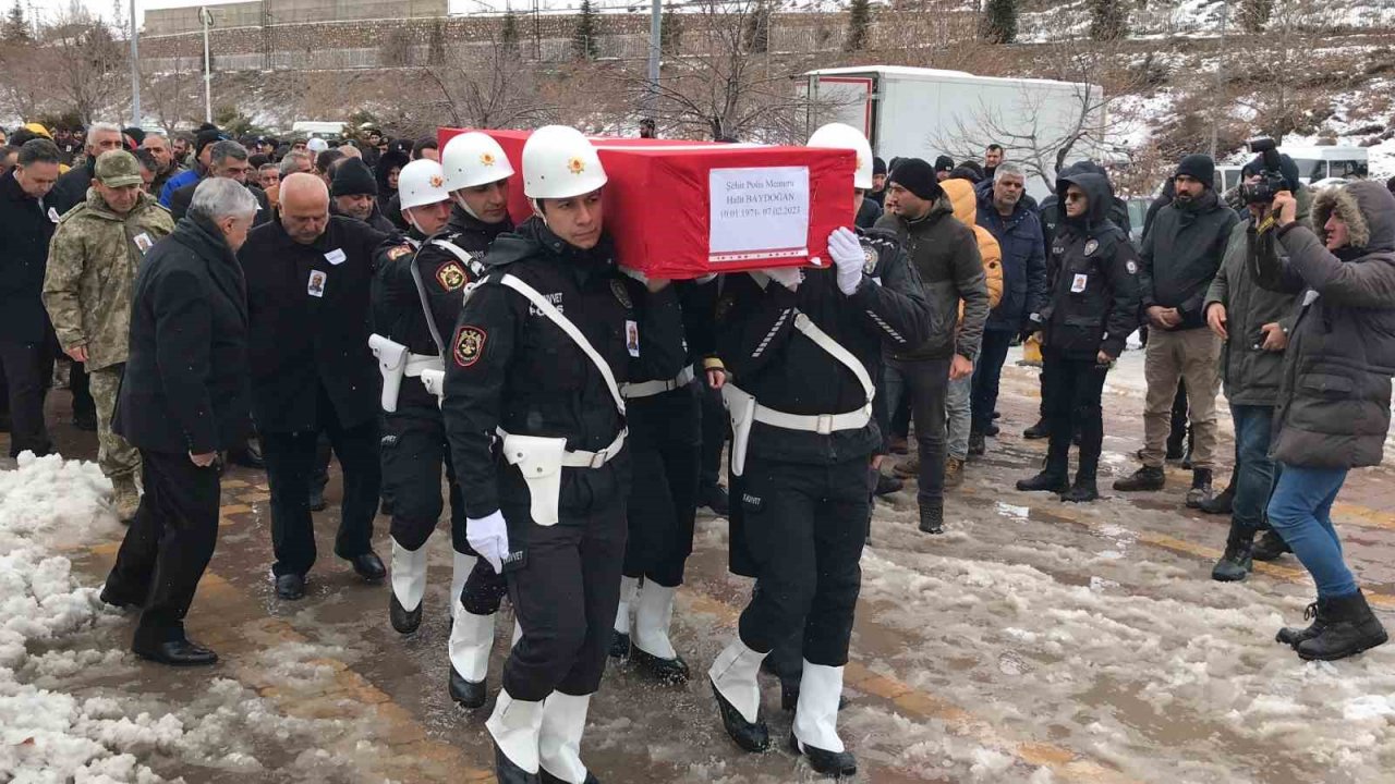 Enkaz altından çıkartılan şehit polisin cenazesi memleketine gönderildi