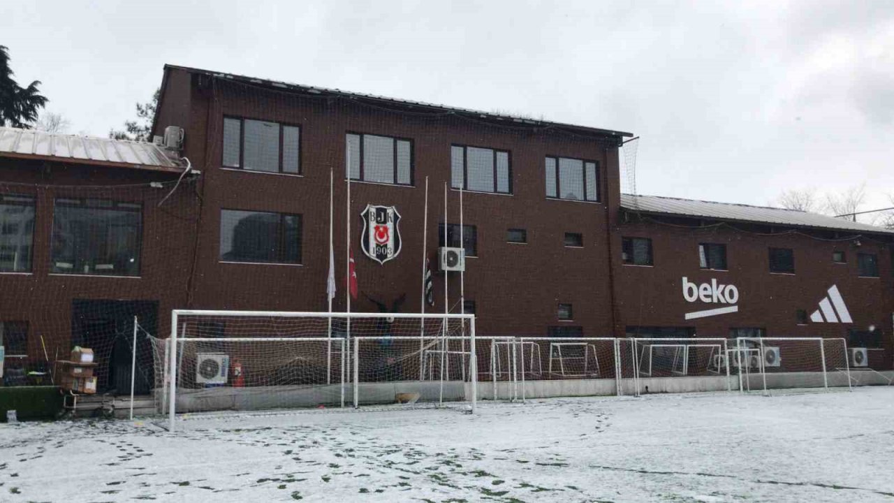 Fenerbahçe ve Beşiktaş, stat ve tesislerinin bayraklarını yarıya indirdi