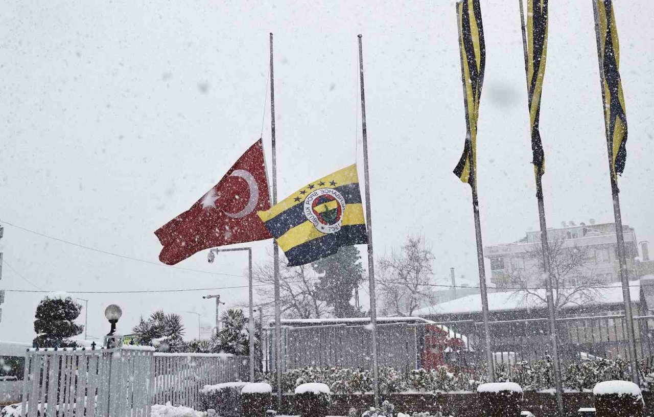 Fenerbahçe ve Beşiktaş, stat ve tesislerinin bayraklarını yarıya indirdi