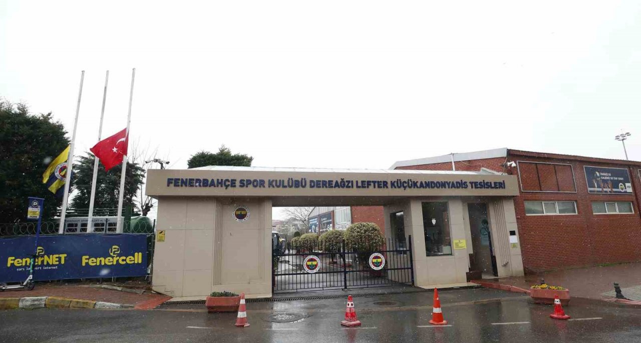 Fenerbahçe ve Beşiktaş, stat ve tesislerinin bayraklarını yarıya indirdi