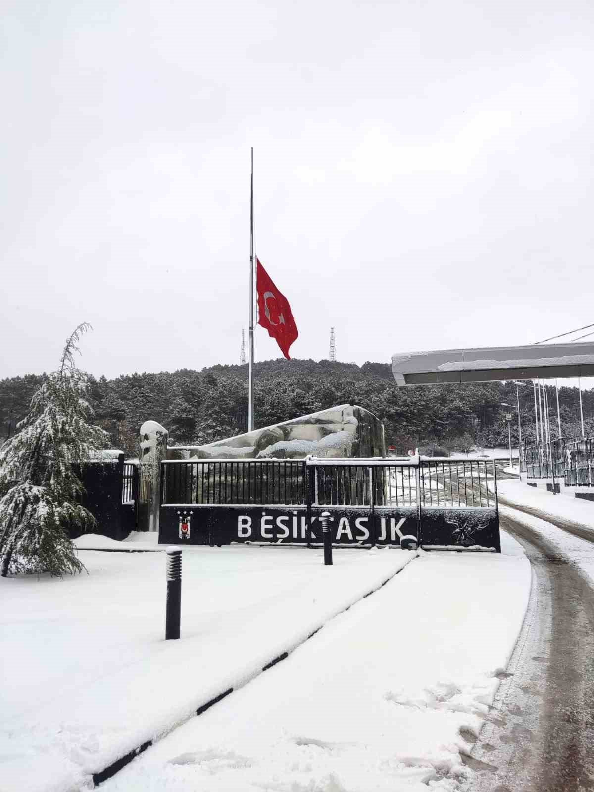 Fenerbahçe ve Beşiktaş, stat ve tesislerinin bayraklarını yarıya indirdi